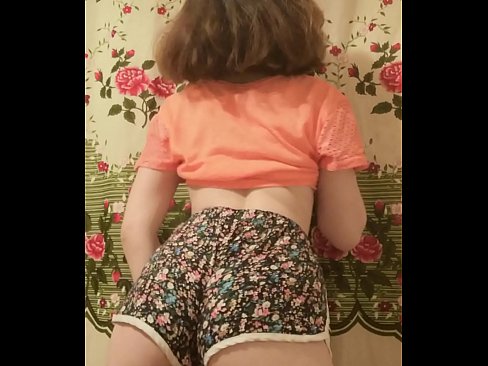 ❤️ Dhallaan yar oo sexy ah oo iska siibaysa surwaalka gaaban ee kamarada ❌ %so.hqpornvideos.ru ﹏